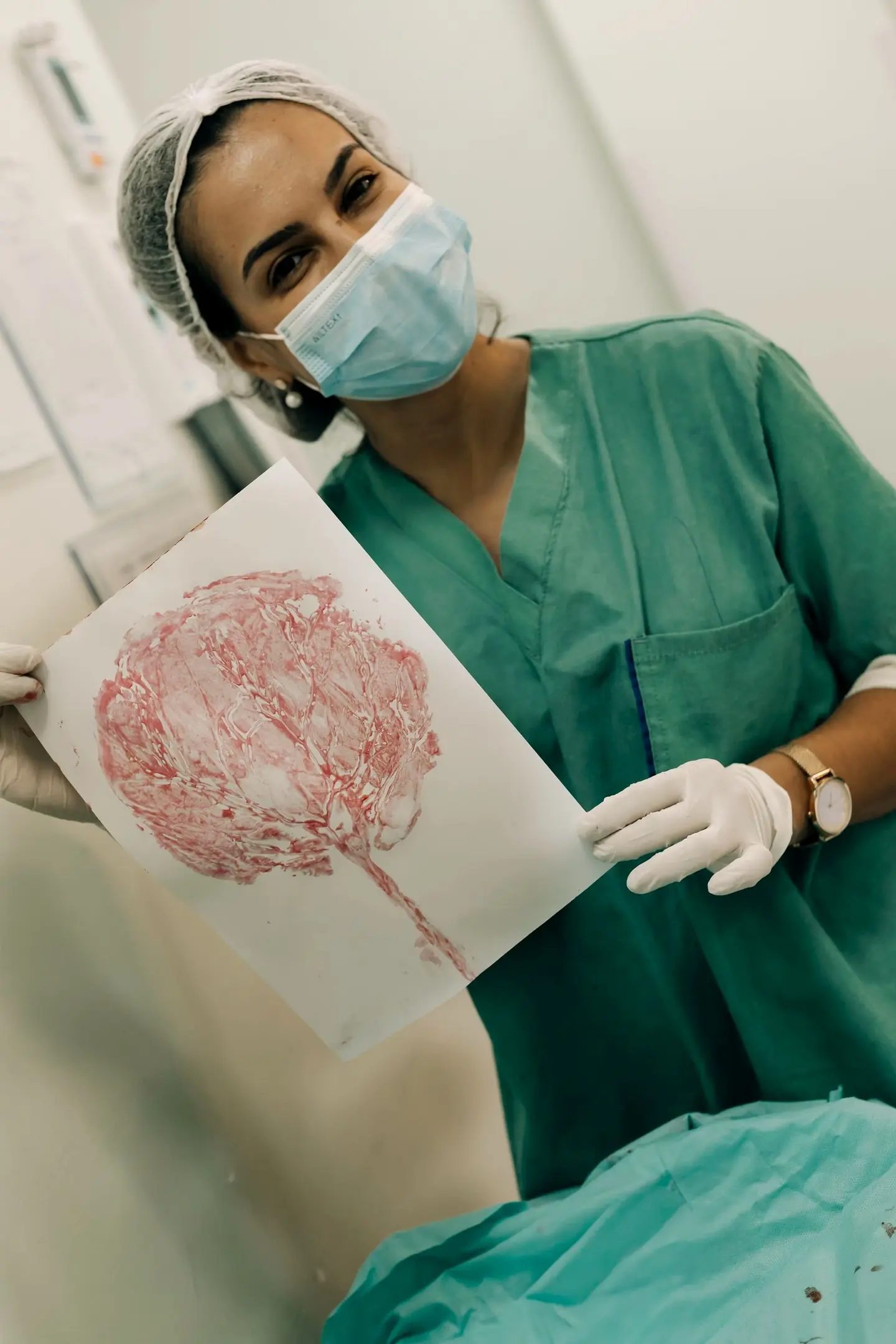 Gabriela mostrando a arte de placenta, a árvore da vida
